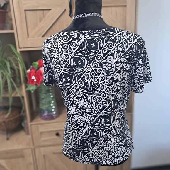 Serenade Faux Wrap Blouse Black White Floral Short Sleeve V-Neck Career Office - Picture 2 of 9
